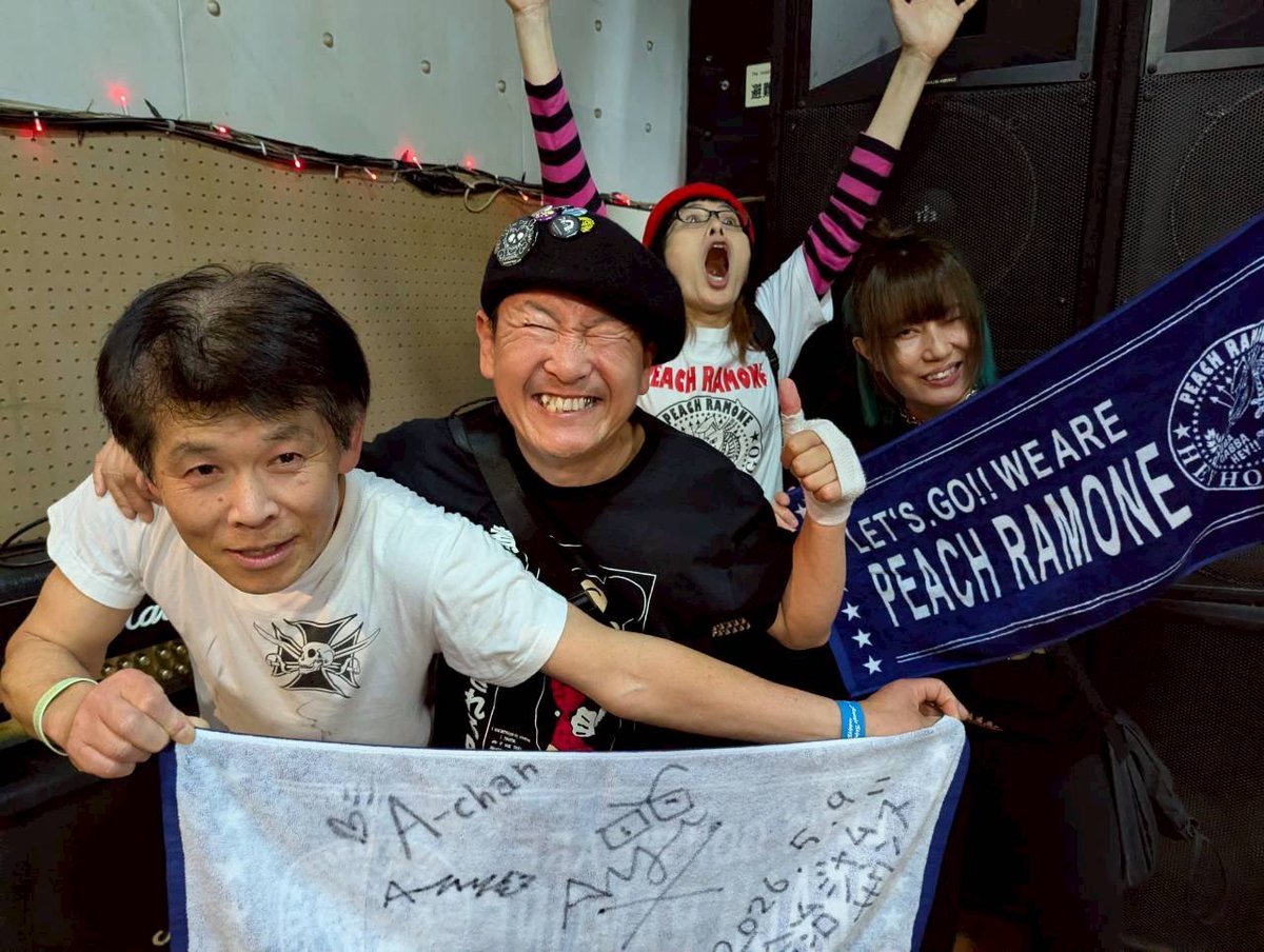 PeachRamone's tweet photo. 昨日、今治ジャムサウンズでで会った皆さん、ありがとうございました！！
ジャムサウンズいい場所✨そしていいバンドばっかり✨本当に楽しかったー！！
ジャムサウンズスタッフの皆さん、TAKEBANさんをはじめ出演者の皆さん、ありがとうございました‼️
呼んでくれたBOKKI★GUN本当にありがとう！！ https://t.co/5n7GnL0QUA