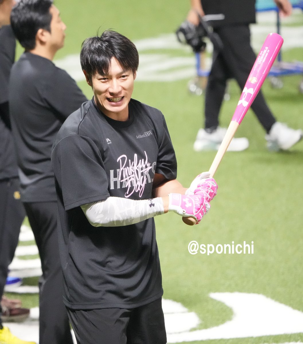 母の日仕様でピンクのバットや防具を使って試合前練習に励む選手たち