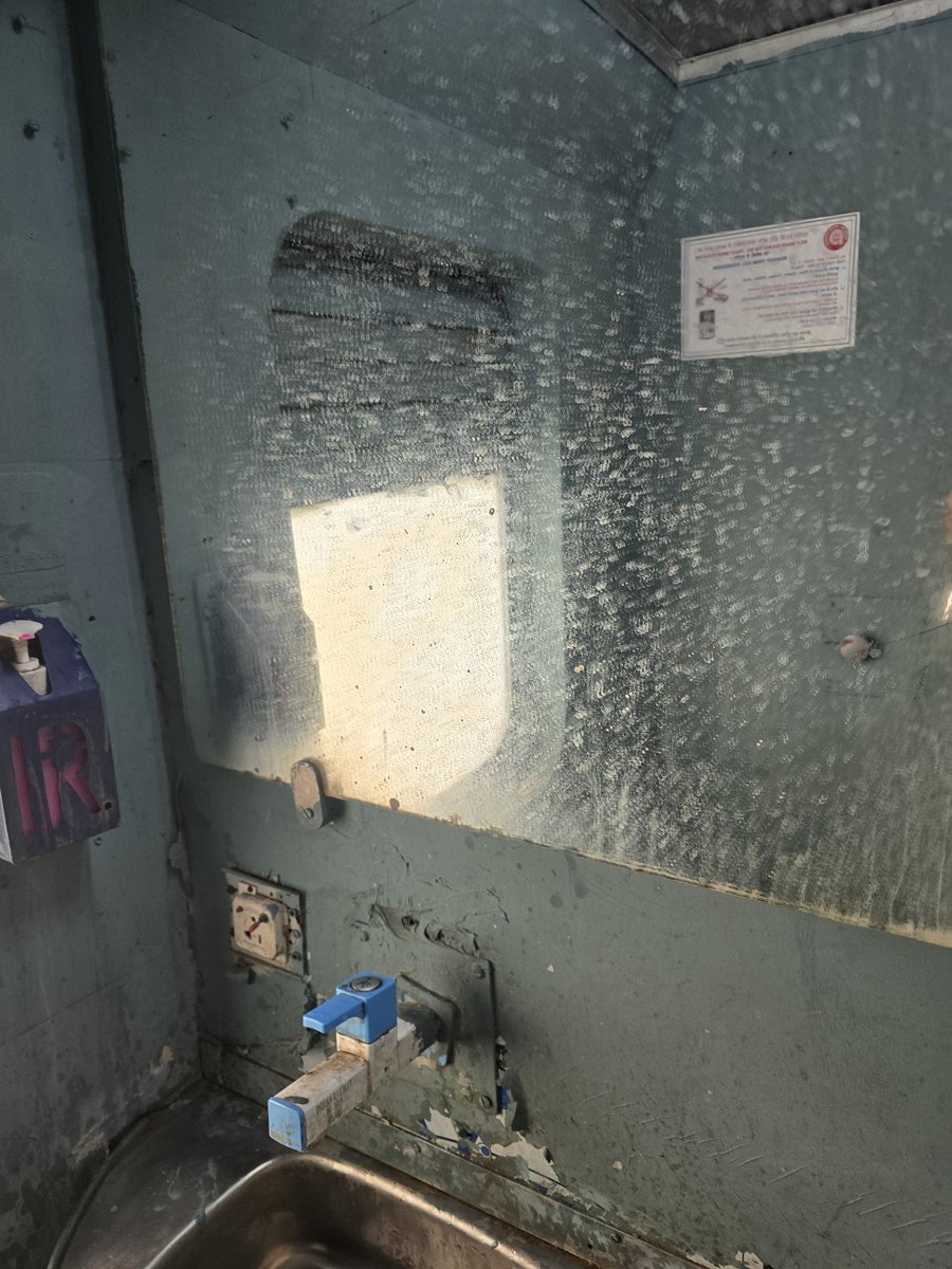 dattacharanraj's tweet photo. Basic cleaning and proper maintenance is missing. One of the prime train has such condition in the AC coach, just imagine general coaches. Mopping and sweeping things are just cosmetics. 12110 &amp; 12109 shouldn't be shared. Regular commuters deserve good coaches. https://t.co/GhASx1Qx2T