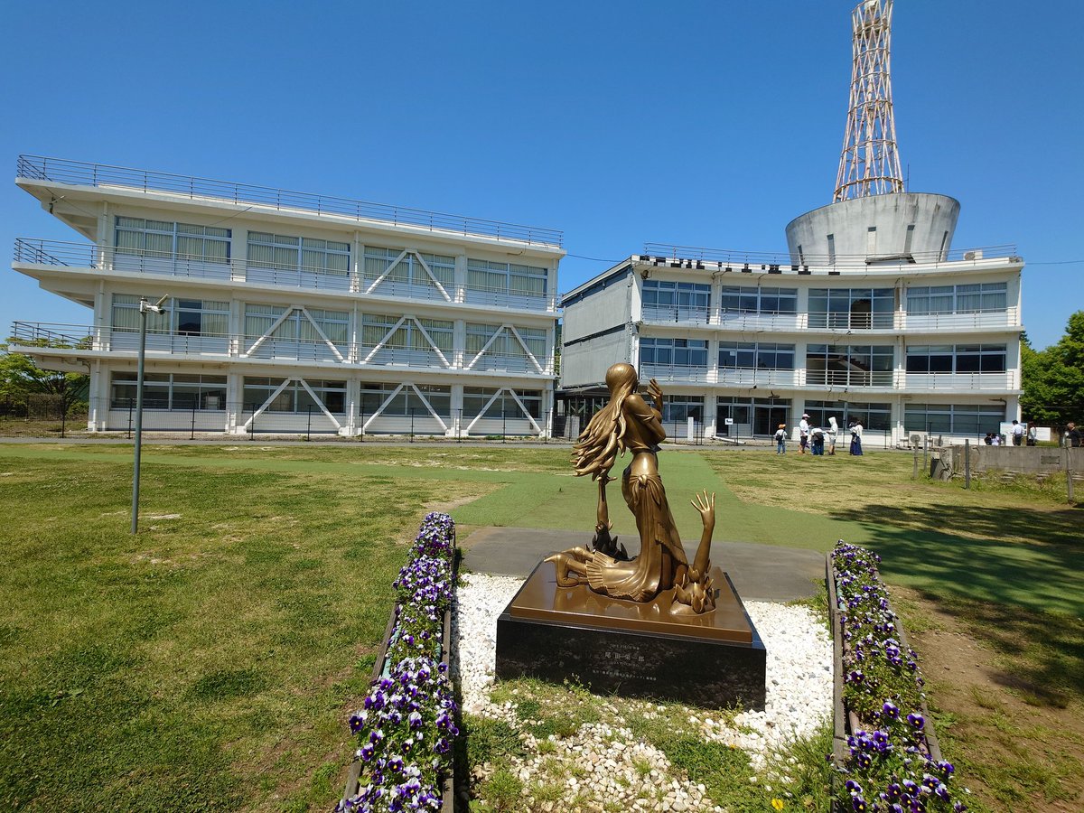 X8Metal's tweet photo. 母校（学部が違うので校舎の場所違うけど）にロビン像建てられてるのか https://t.co/bP0ll6w3JI