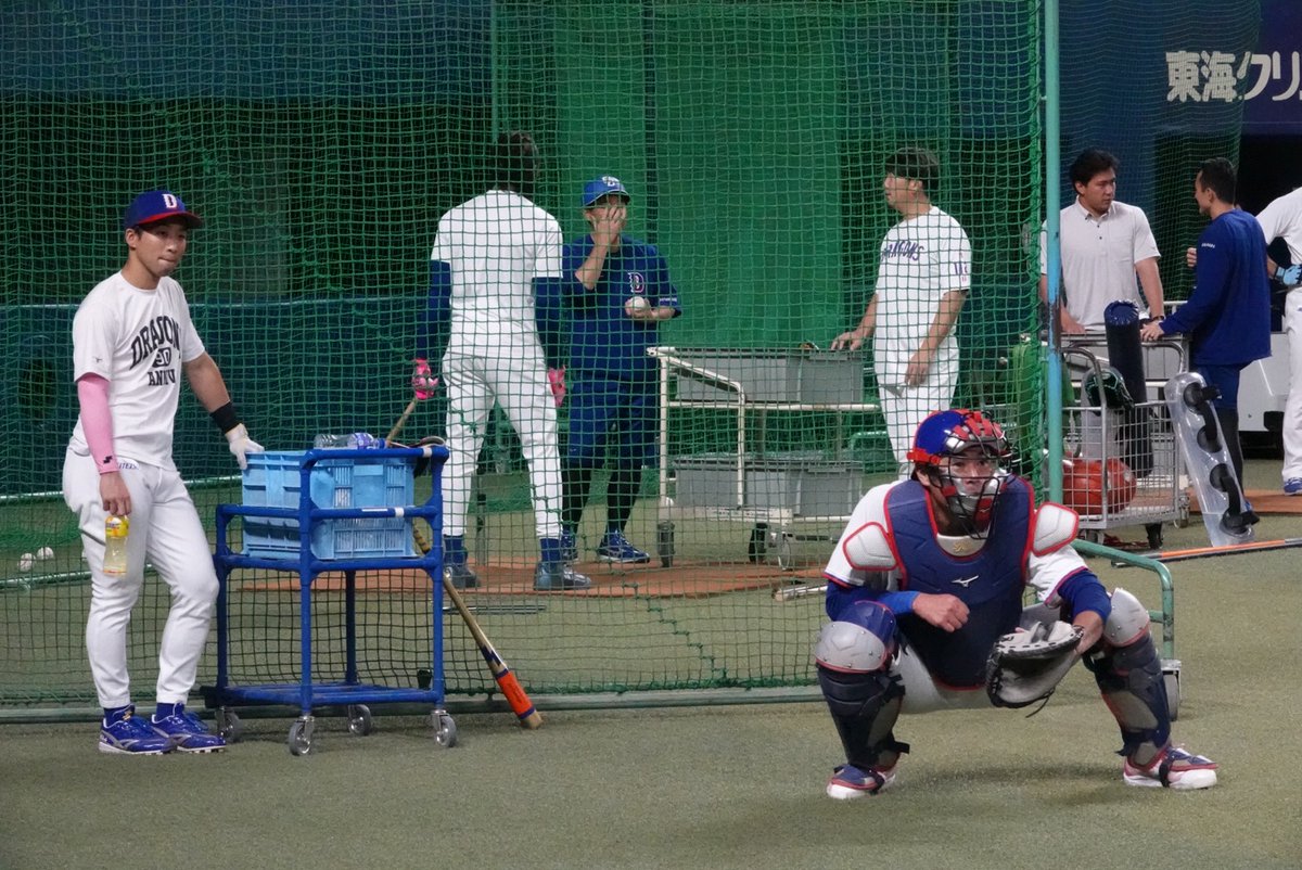 Dora__Full's tweet photo. 【じーーっと見守る？】

#木下拓哉 捕手の練習中…

隣から静かに視線を送っていた #田中幹也 内野手👀👀

#dragons https://t.co/nttmPDRcIH