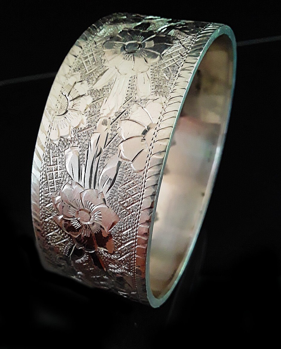 renaissancefai's tweet photo. Vintage 800 Silver Floral Engraved Bangle Bracelet, Wide European Embossed Cuff Repoussé Hinged Bracelet
https://t.co/7P0Q4f8zr4?
#bracelet #bangle #vintage #800silver #round #embossed #flowers #leaves #etched #floral #European #giftforHer #silverBangle #wearEverywhere #wide https://t.co/UmqJPijF7o