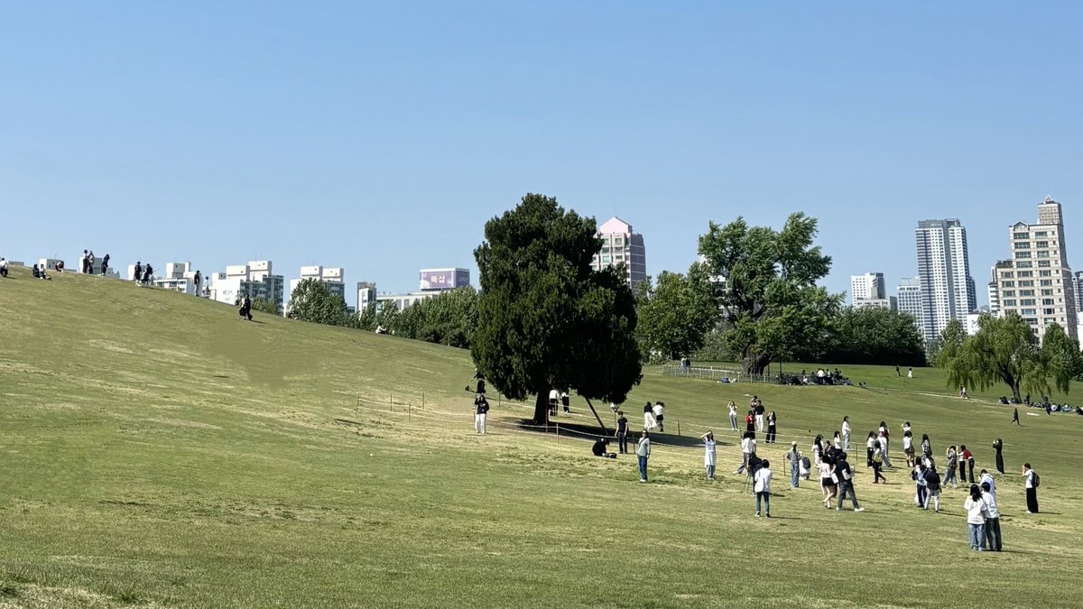 rizzness_'s tweet photo. 콘서트 목적이 아닌 올림픽공원은 처음..^^🌳
갠적으로 한강보다 좋았어요 (ꈍᴗꈍ)♡
밤티말빵도 먹었다🐴👽 https://t.co/Fz4Gmkmck3