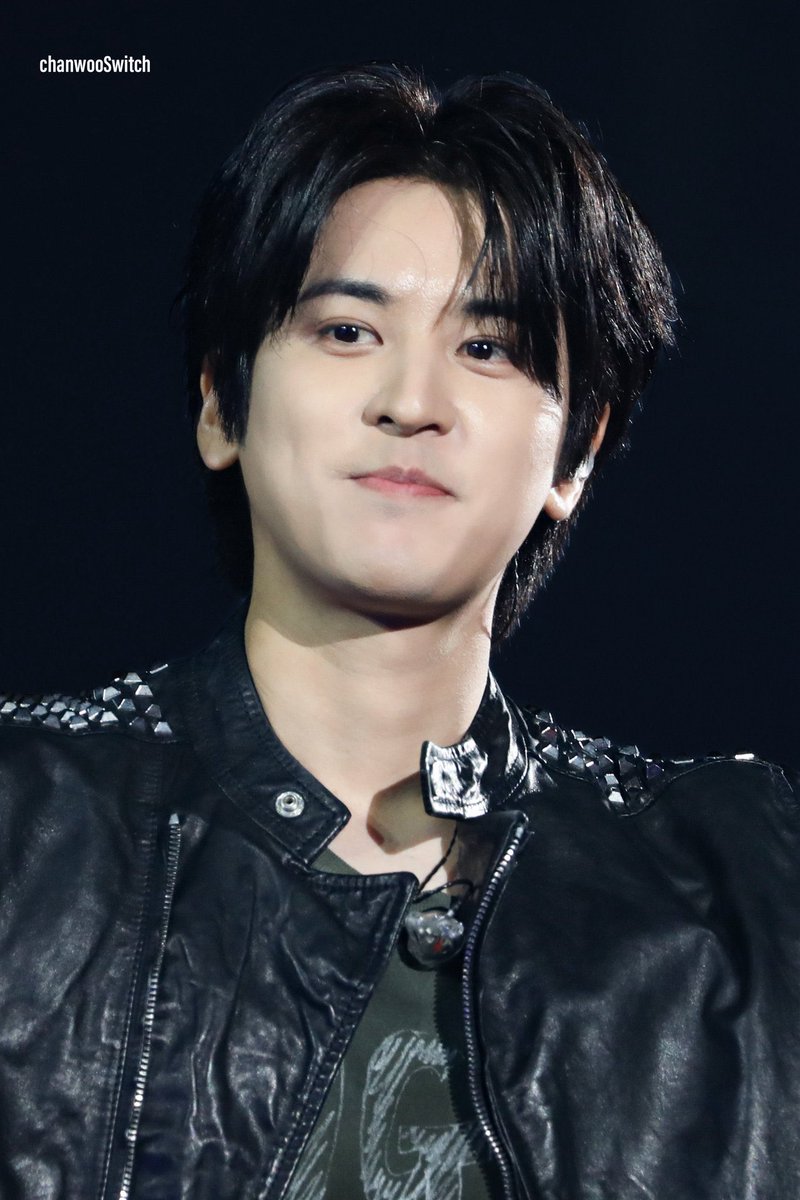 chanssari's tweet photo. chanwoo please keep this long hair juseyo https://t.co/KLJBXniV01