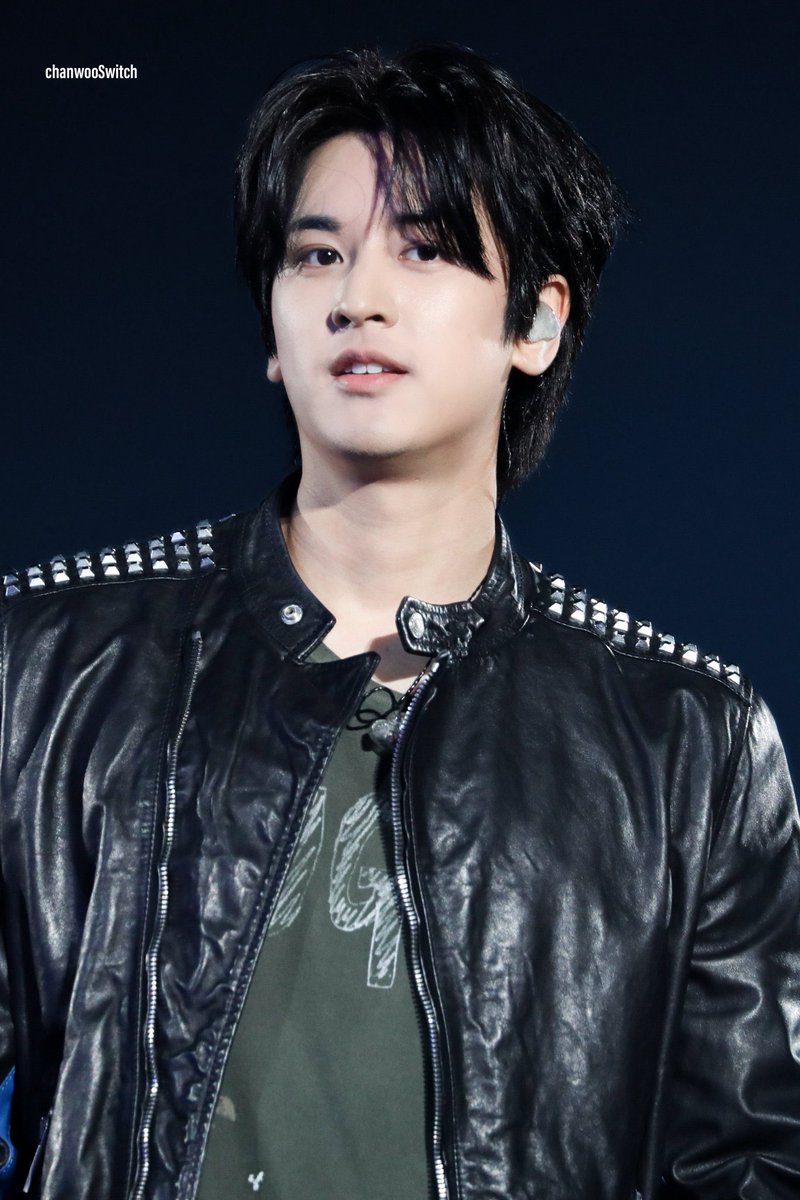 chanssari's tweet photo. chanwoo please keep this long hair juseyo https://t.co/KLJBXniV01