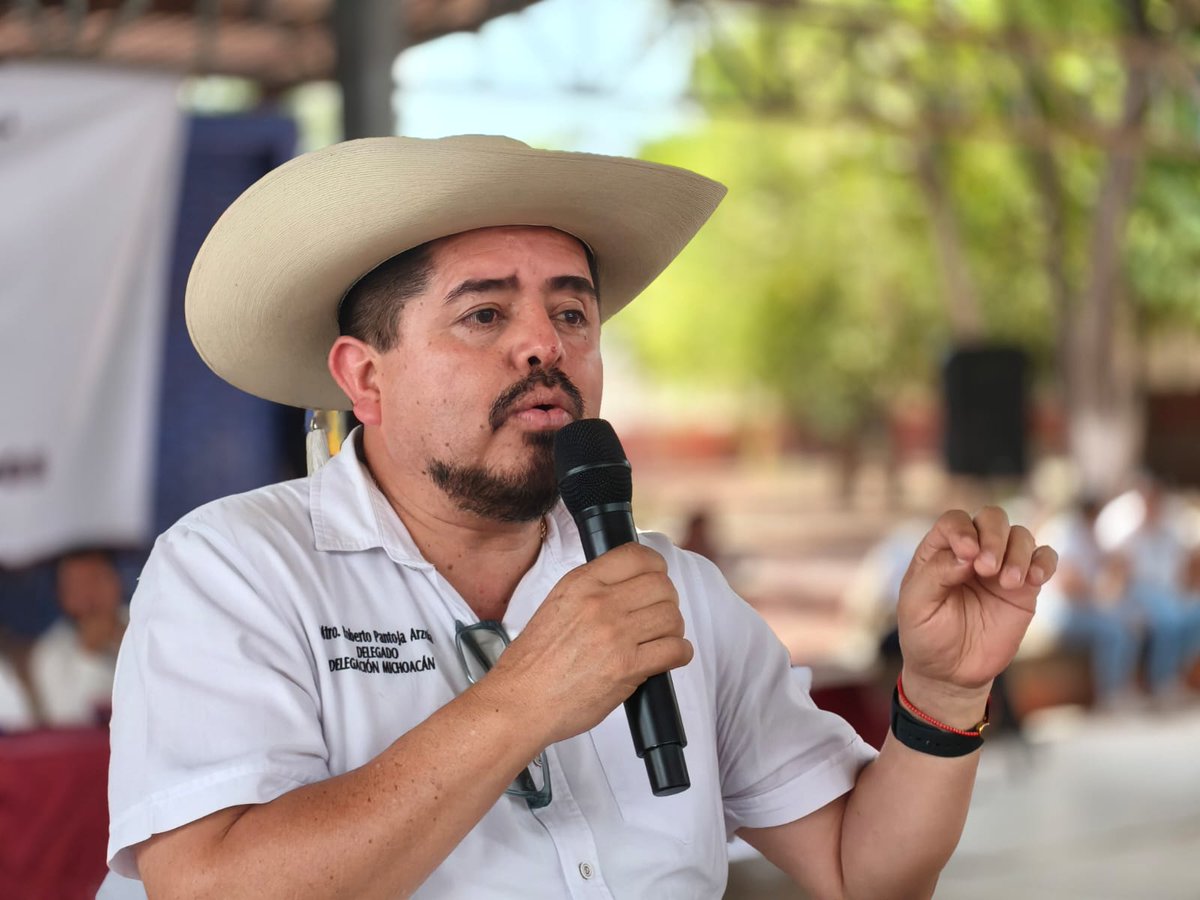 RobertoPantojaA's tweet photo. En #Tiquicheo y #Tzitzio se entregaron 105 tarjetas de "La Escuela es Nuestra" con una inversión de 💲25.4 MDP para rehabilitar planteles educativos. Además, continúa entrega de tarjetas de JCF en #Michoacán para brindar mejores oportunidades a la juventud. 🏫🇲🇽 #LEEN https://t.co/JPbBca9UQO