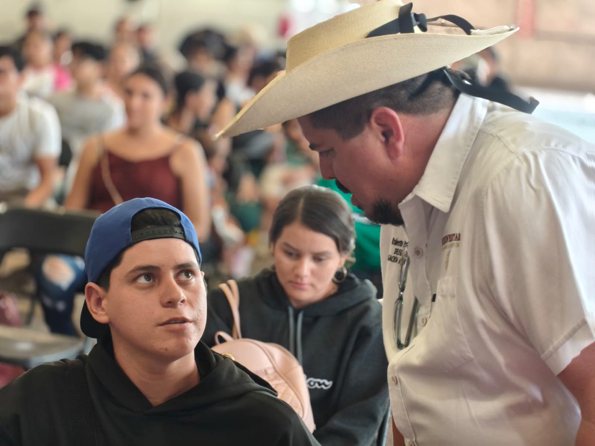 RobertoPantojaA's tweet photo. En #Tiquicheo y #Tzitzio se entregaron 105 tarjetas de "La Escuela es Nuestra" con una inversión de 💲25.4 MDP para rehabilitar planteles educativos. Además, continúa entrega de tarjetas de JCF en #Michoacán para brindar mejores oportunidades a la juventud. 🏫🇲🇽 #LEEN https://t.co/JPbBca9UQO
