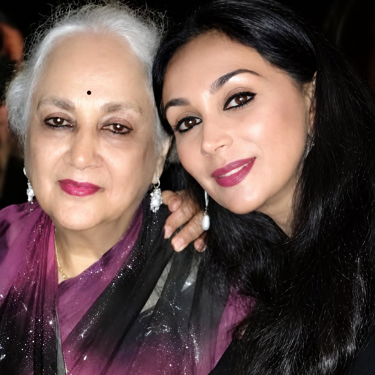 KumariDiya's tweet photo. “नास्ति मातृसमा छाया, नास्ति मातृसमा गतिः।
नास्ति मातृसमं त्राणं, नास्ति मातृसमा प्रिया।।”

निस्वार्थ प्रेम, वात्सल्य, करुणा, त्याग, तपस्या एवं संस्कारों की प्रतिमूर्ति माँ को समर्पित अंतर्राष्ट्रीय मातृ दिवस की सभी माताओं को हार्दिक बधाई एवं शुभकामनाएं।

माँ केवल परिवार की आधारशिला ही नहीं, बल्कि समाज और राष्ट्र निर्माण की सबसे बड़ी प्रेरणा होती हैं। उनके स्नेह, आशीर्वाद एवं संघर्ष से ही जीवन को सही दिशा, शक्ति और संस्कार प्राप्त होते हैं।

ईश्वर से प्रार्थना है कि सभी माताएं सदैव स्वस्थ, सुखी एवं सम्मानित रहें तथा उनका स्नेह और आशीर्वाद हम सभी पर सदैव बना रहे।

#MothersDay