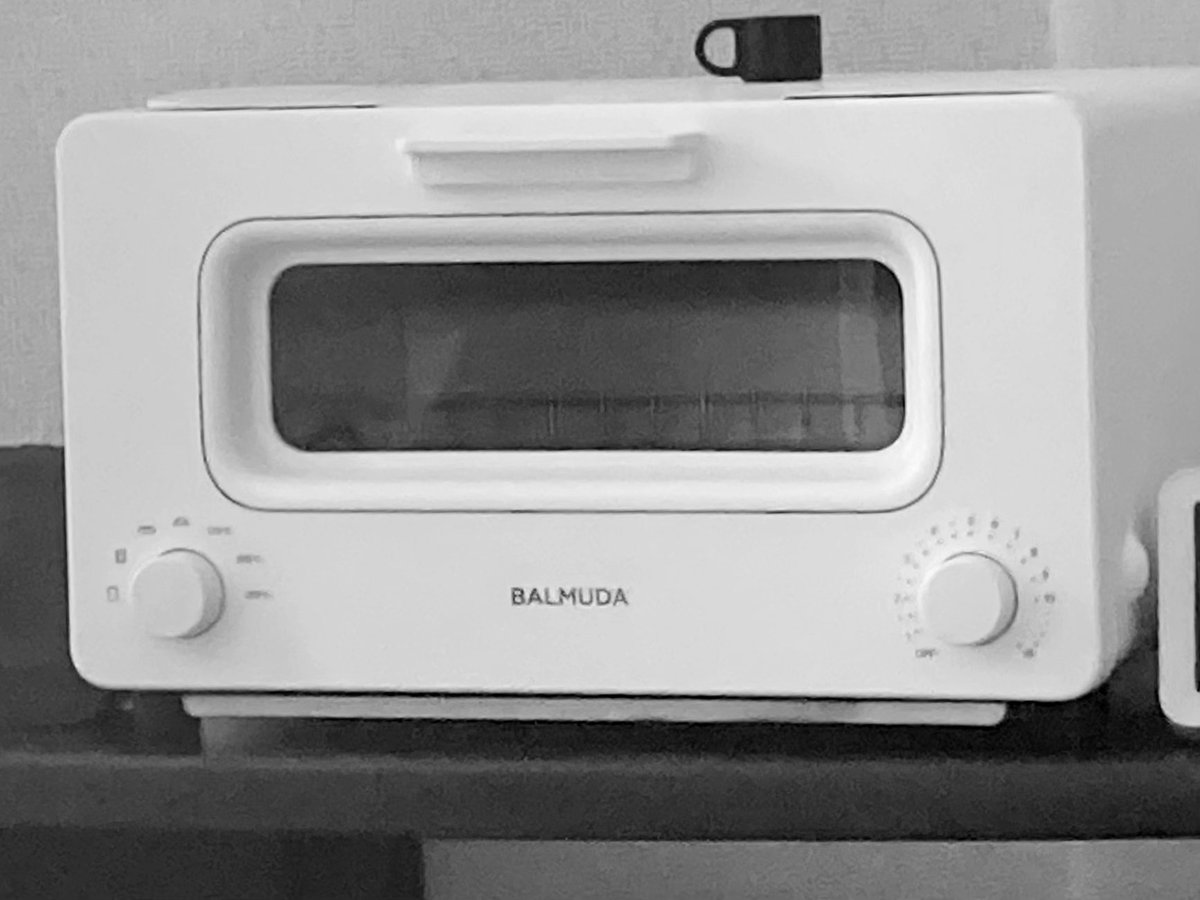 3594miniturbo's tweet photo. 引越し終わったので買った物で未開封の新品調理家電が沢山あったので少しずつ🤏

昔から衝動買いして買っただけで満足しちゃって家にデットストックがいっぱいあるんです。

今日は一番気になってたこいつ🔽

バルミューダ ザ・トースター

試しにヤマザキ ダブルソフト

バター5gずつ4箇所に載せて2分30秒

流石スチームトースター！

表面はカリカリ中は超しっとり。

めっちゃ旨いやないかい！！！！！

評価は星⭐️⭐️⭐️⭐️⭐️(5)

もう普通のトースターには戻れい身体になってしまいました(笑)

もう今日からパンが主食でもいいかも。

#バルミューダ
#スチームトースター
#バルミューダ・ザ・トースター
#ミニタ〜ボ家電批評