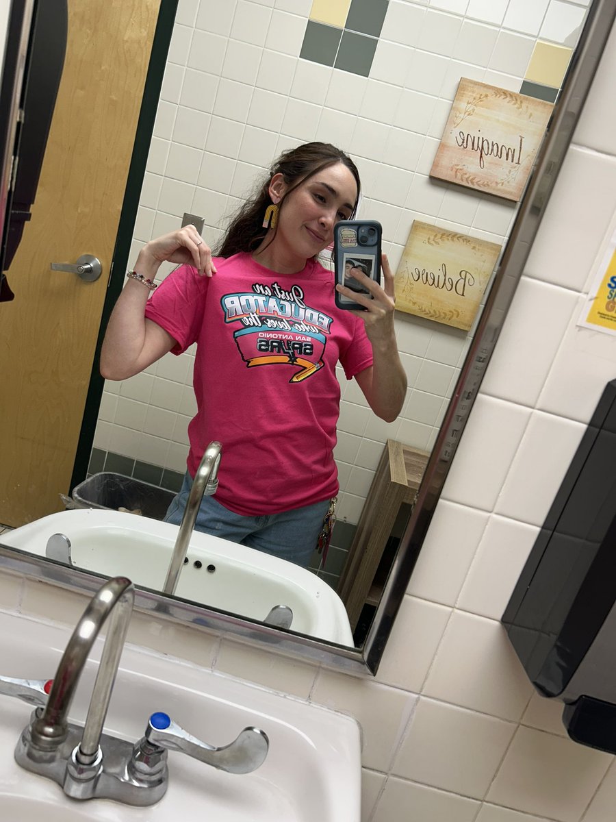 ingridcolbath's tweet photo. There’s nothing like being a teacher! And there’s nothing like being part of our wonderful big family here at @NISDRoss  I felt so spoiled all this week! Thank you so much to everyone who made this possible💕💖🫶🏼 https://t.co/4JvOIPKB15
