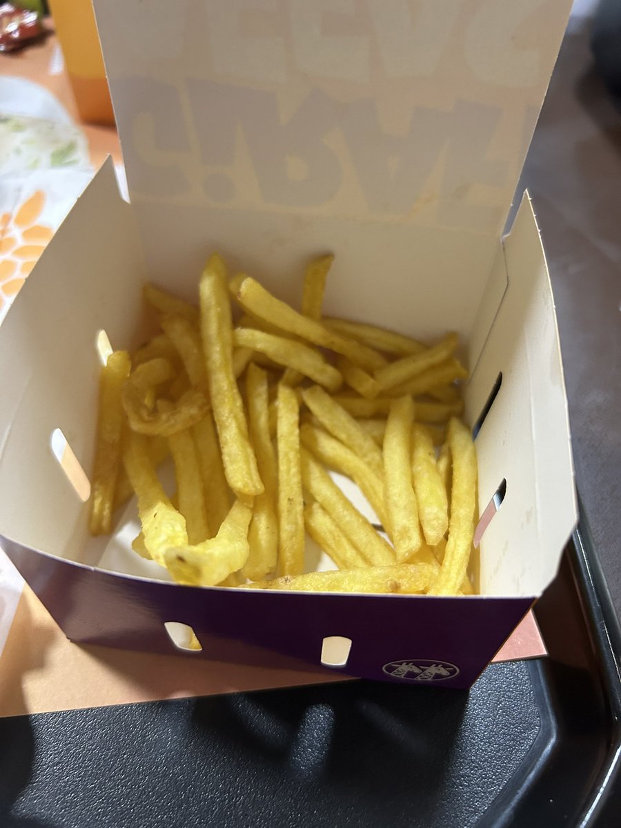 MatthaeusS's tweet photo. @GiraffasOficial acho que você deve fazer uma auditoria de qualidade na unidade na rodoviária Tietê. São 23:30 sem ninguém na loja e o lanche demora 25 minutos, o impressionante ainda é o hambúrguer péssimo e cru, além da batata estar gelada e murcha, deve ter sido feita as 12h. https://t.co/b6R5IlOJdo