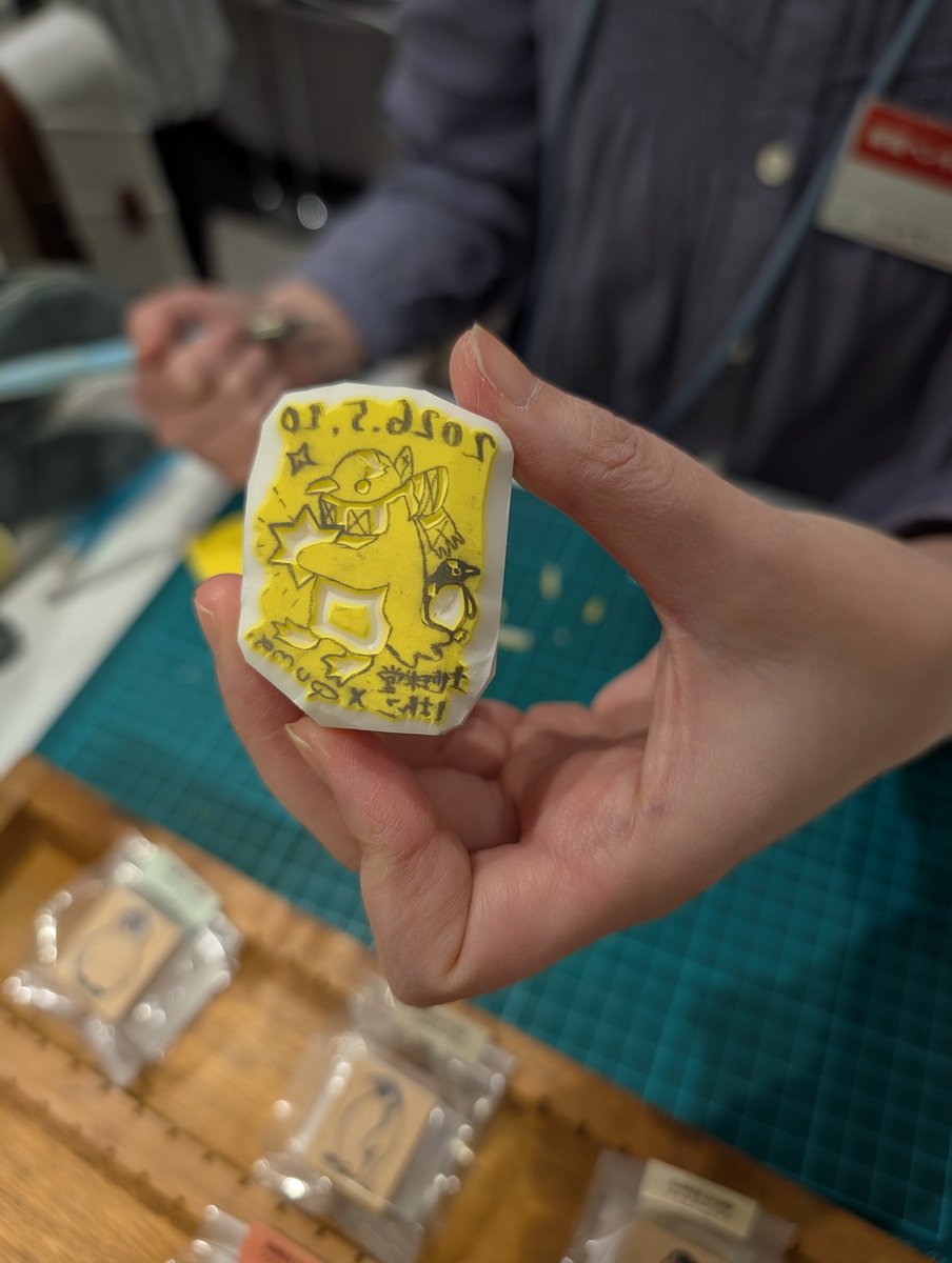 後期に対面販売中の地球堂はんこさん。
現在ライブではんこ制作中。
南極ポストさんとのコラボデザイン。
日付まで掘ってしまうので、本日現在のスタンプとなります。
#新宿ペンバザ