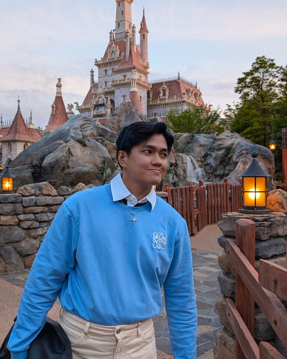 ferdyballs's tweet photo. made it to disneyland. inner child healed ✨✨✨ https://t.co/cxCMv7bQy1