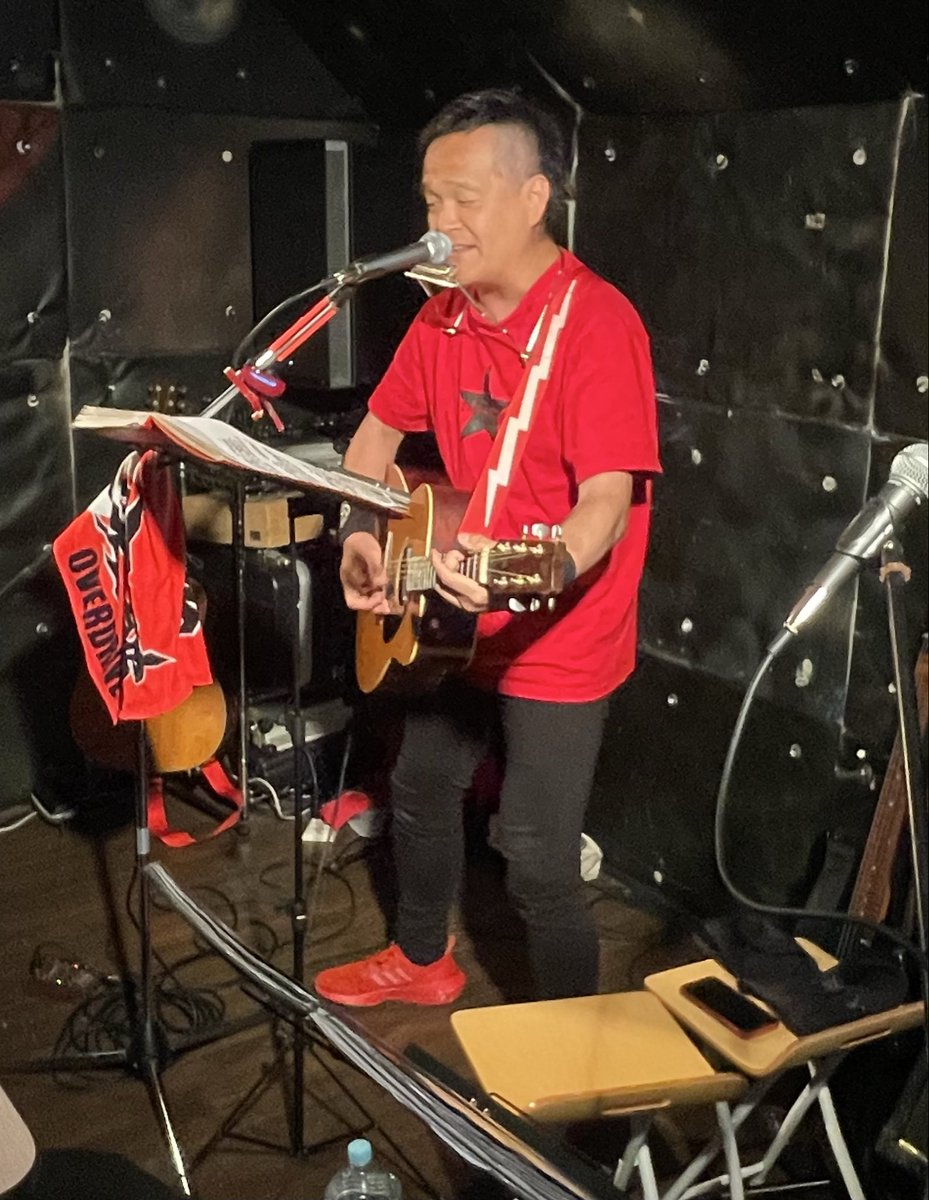 cr5bar's tweet photo. 昨晩の
タマキング
全曲カバーワンマン
ライブ

無事終了致しましたぁ！

つい3日前も龍ケ崎だったのに
早くも帰って来て
全力での歌唱！

ついでに私も3曲
ギターでお邪魔させて頂きました。

御来場のお客様も1週間のうちの2日間楽しんで頂けたと思いまーす！ https://t.co/7BZcp6d3HT