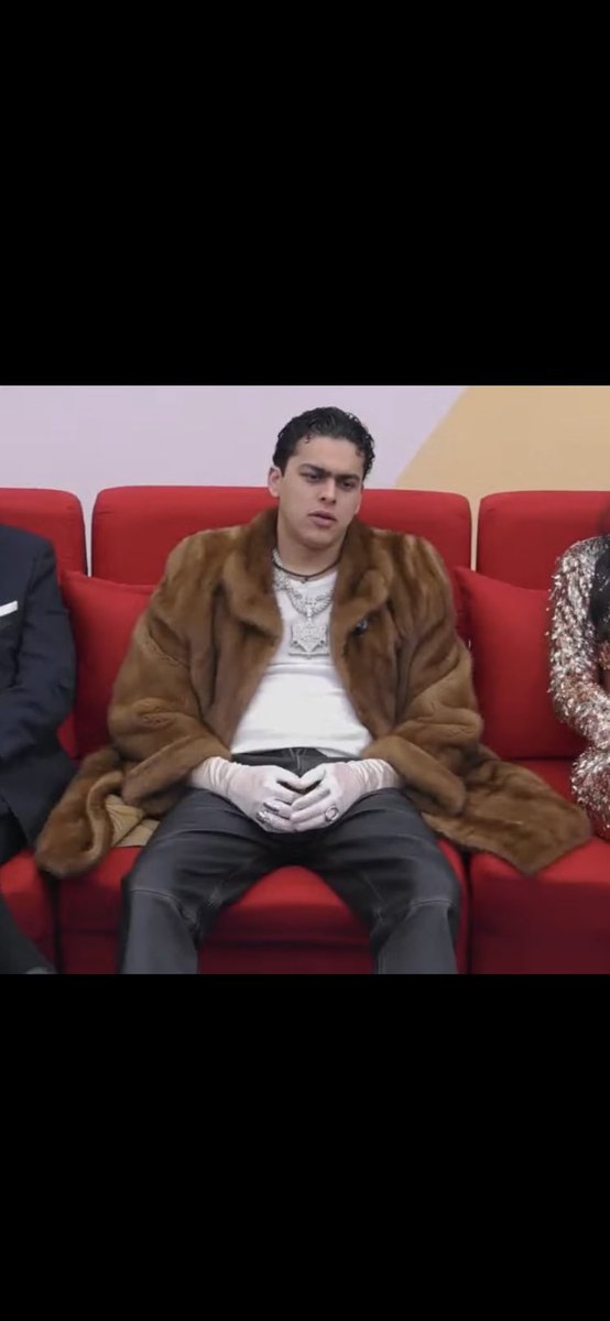 77SHAD0W77's tweet photo. Acabo de llegar por q se vistió de Cruella de vill? Le pusieron un rto al we https://t.co/X34EbYBb2m