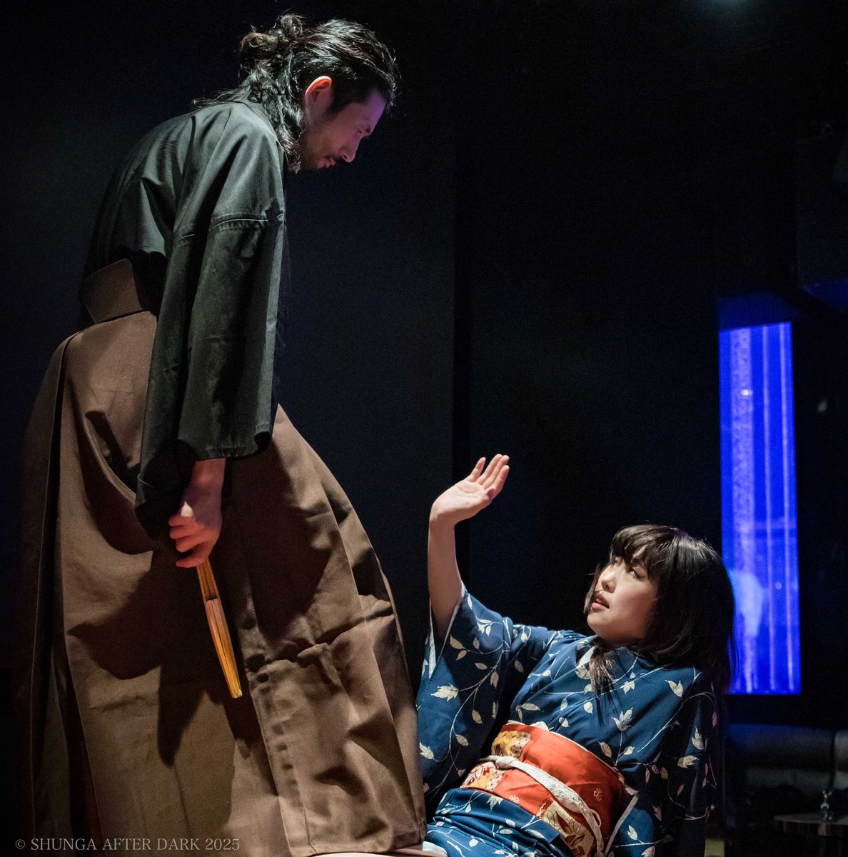 「そんな男やめてしまえ」
と今なら言えるのに、時代も立場もそれを許さない。
抑圧の中で育った欲望だから、世之介の眩しくて危うい自由に惹かれてしまったのだろう。
人の性は滑稽で美しい。

春画、SM、フェミニズム、ホストクラブ。
境界が溶け合う不思議な夜だった。

『絃影の宴』美与役 kana