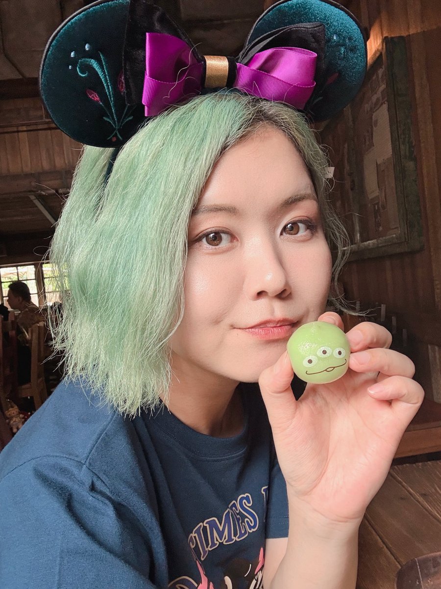 Tmk0Vvv's tweet photo. リトルグリーンまんと同じ髪色だ！

明日から仕事行きたくない！
シーに戻りたい！戻らせて！ https://t.co/qoIfRrKes4