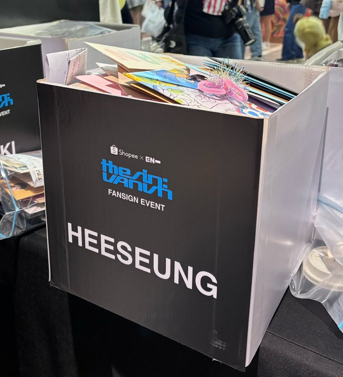 Banyak banget suratnya 🥹
banyak yang sayang heeseung 😭😭🫳🏻