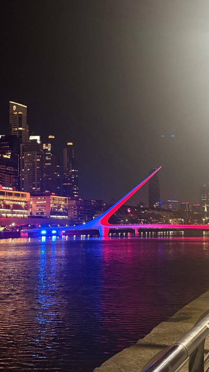 EL PUENTE DE LA MUJER TAMBIÉN SE ENCUENTRA ILUMINADO CON ESTOS COLORES.

Por favor. 🙏🏼💙❤️