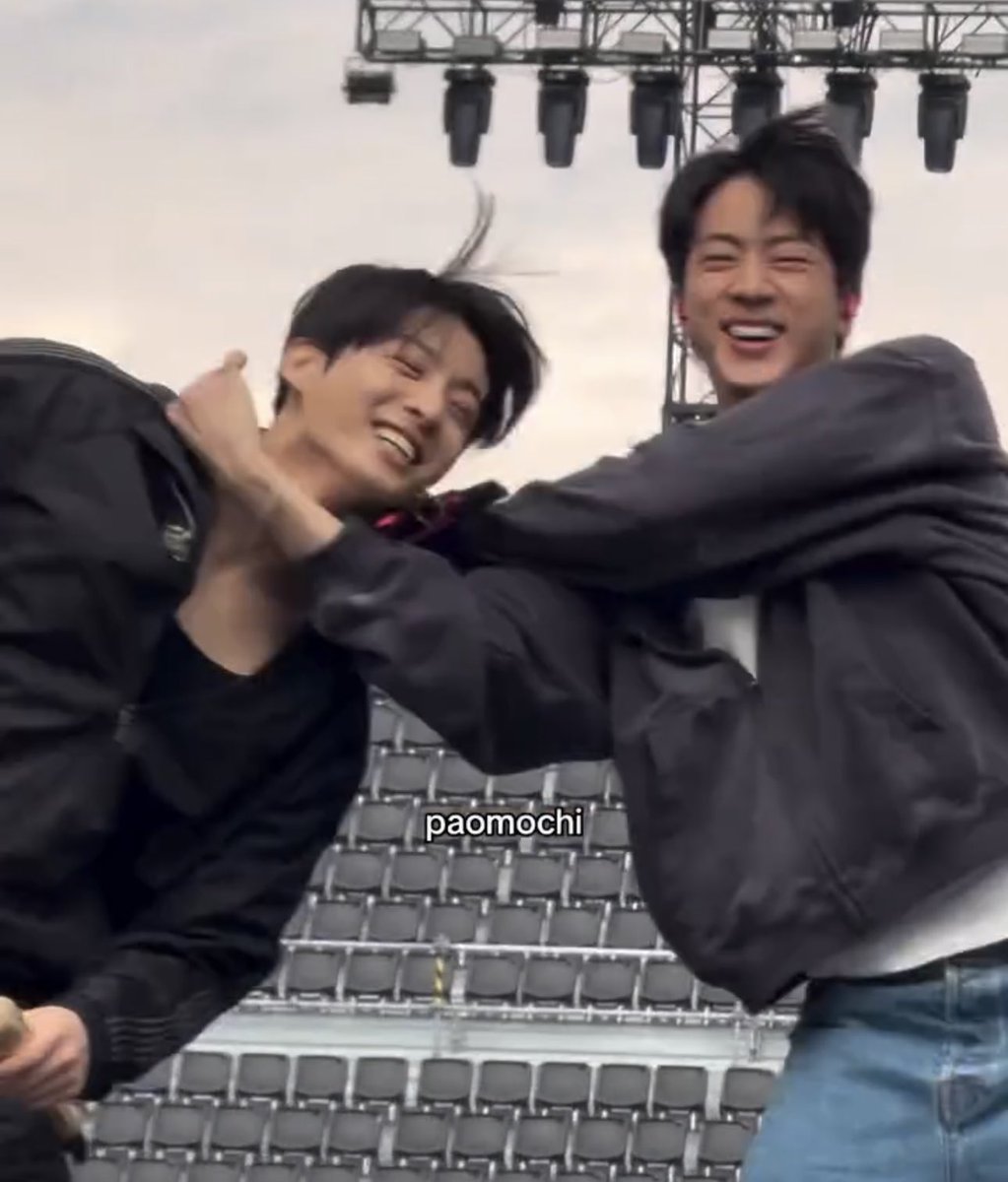 Seokjin save me⁷ ⦿☰☲ ARIRANG 💿 tweet media