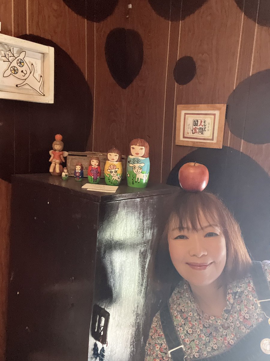 今日は母の日🌷

入口すぐのこのマト様
実はわたしの手づくり＆モデルはわたしです🍎笑

母から子へ
子からまた次の世代へ
命や想いのつながりを感じるマト様✨

いいお天気
本日も12:00〜17:00
ならまちの三畳ギャラリーでお待ちしています

※この子たち販売しています

#母の日 #ならまち #奈良観光