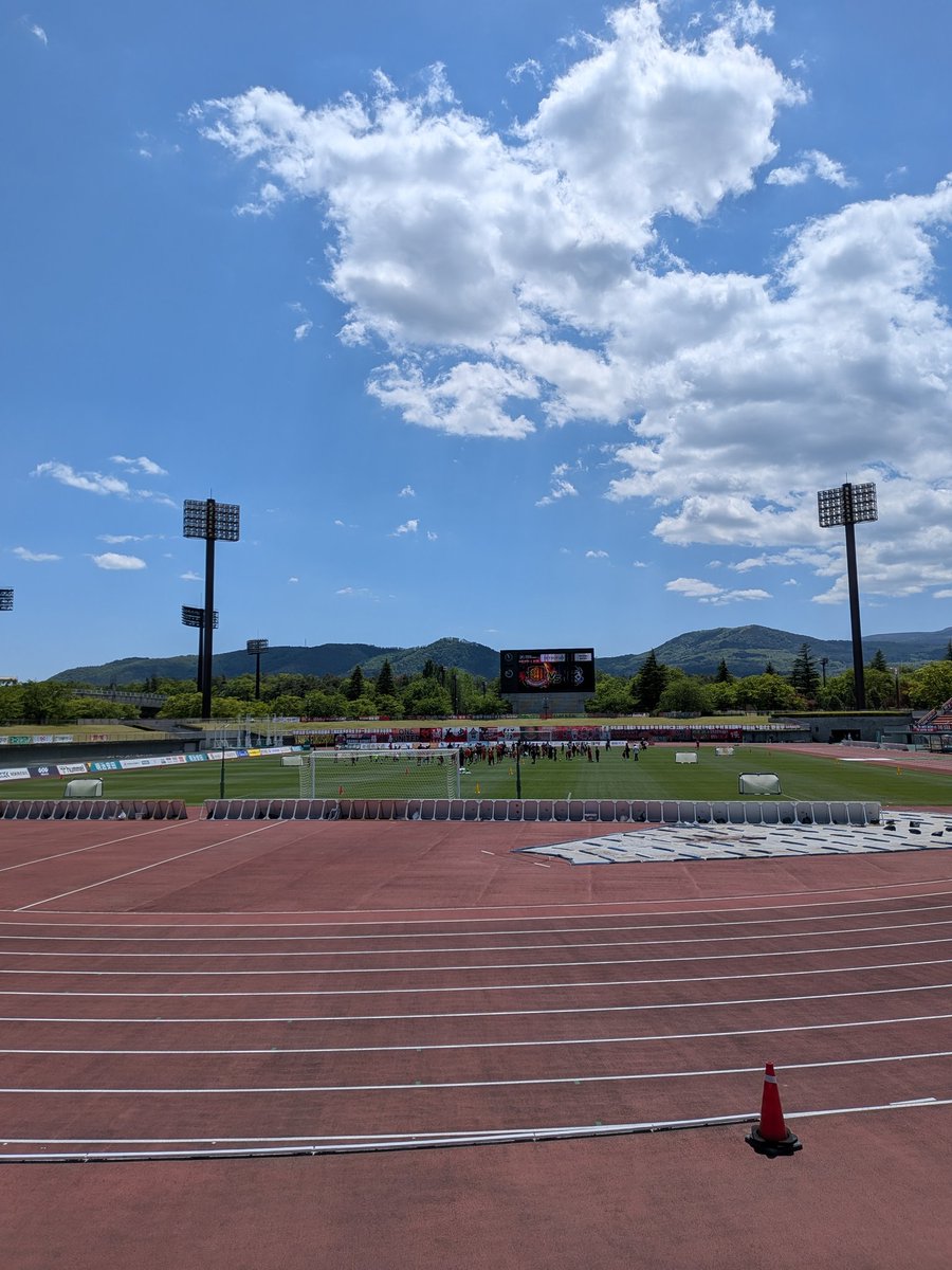 uncle1110's tweet photo. お待たせの入場です!!
日差しまともに受けて
真夏です💦 https://t.co/RMV9jPTraU