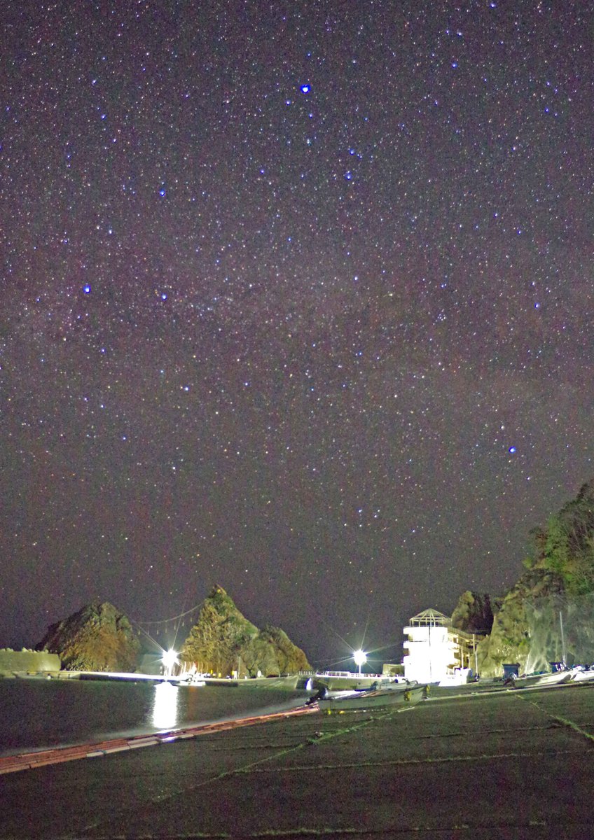 etplace's tweet photo. 夏の大三角と天の川 in 岩手県久慈市小袖

①つりがね洞　5月9日22:54
②「じぇじぇじぇ」の碑　同23:38
③小袖漁港の夫婦岩と海女センター　同23:18 https://t.co/tQWZG0JR8o