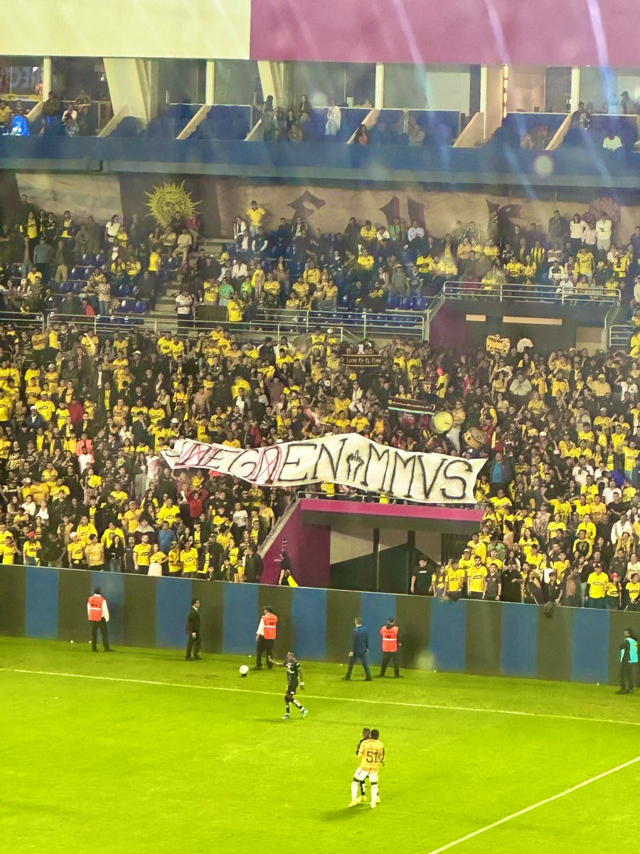 FutbolPasionWeb's tweet photo. La banderas que sacaron los hinchas de Barcelona en protesta por los malos resultados de su equipo. https://t.co/Ejvx3MNQWP