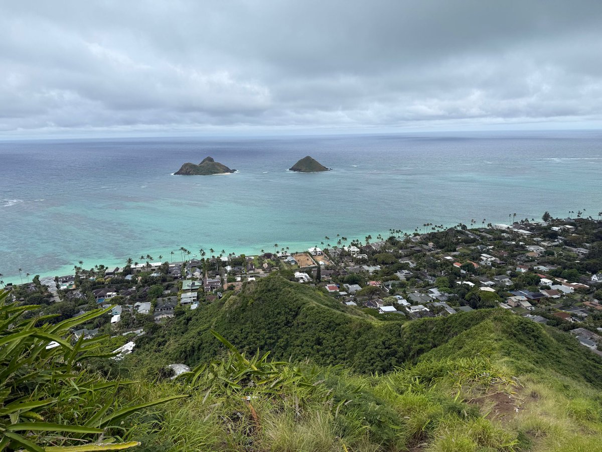 justjon14's tweet photo. First hike in Hawaii and the views were 😍 https://t.co/6xqurvSTBa