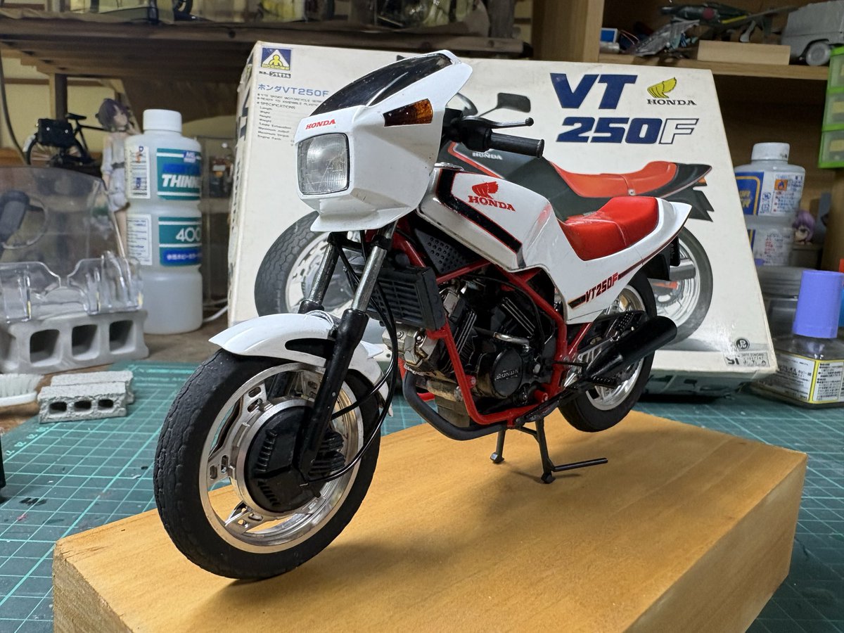 00aBLkNtixJU9br's tweet photo. #アオシマ　#VT250F #バイクプラモ盛上げ隊 
完成😅ケニーさんからの委託製作です😊絶版のアオシマVT😀タミヤとは違うアプローチで設計されてます😊めんどくさいディテールは無視して組んだ😀髪の毛フサフサ時のケニーさん🤣8耐観戦時の再現。 https://t.co/4WxjIMK2zM