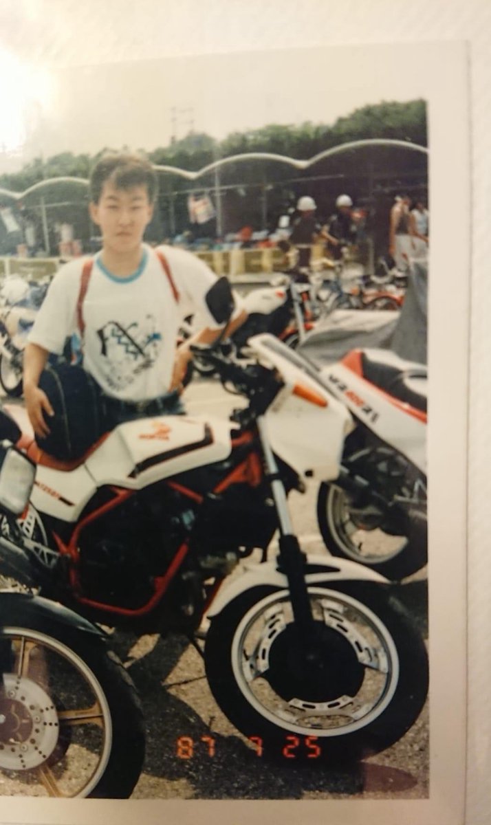 00aBLkNtixJU9br's tweet photo. #アオシマ　#VT250F #バイクプラモ盛上げ隊 
完成😅ケニーさんからの委託製作です😊絶版のアオシマVT😀タミヤとは違うアプローチで設計されてます😊めんどくさいディテールは無視して組んだ😀髪の毛フサフサ時のケニーさん🤣8耐観戦時の再現。 https://t.co/4WxjIMK2zM