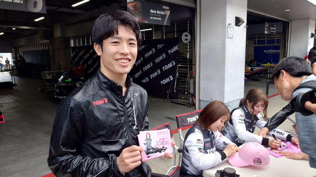 KYOJOCUP_OA's tweet photo. TOMSのピットではとっても速そうなスタッフさんがグッズ配布をしていました！

#KYOJO https://t.co/d6PiSxnB2n