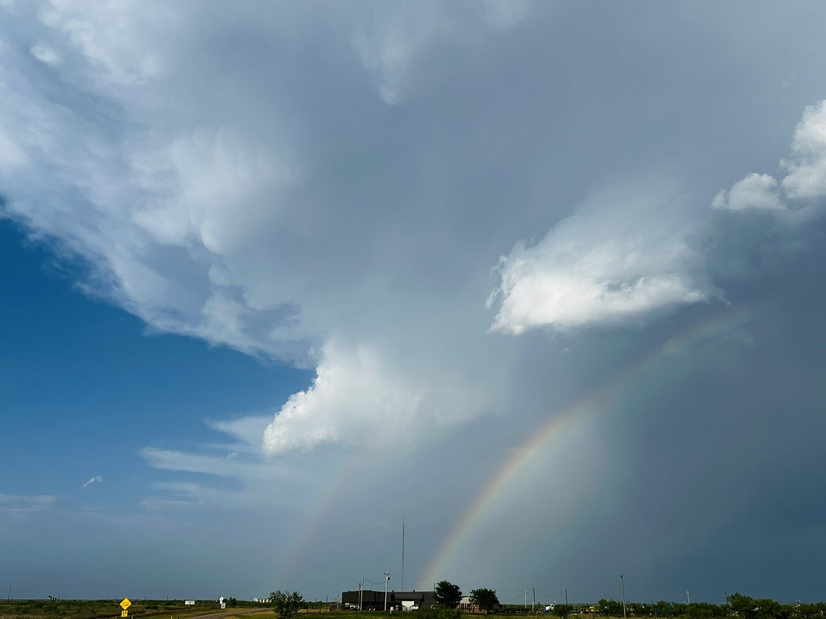 KyleStormChaser's tweet photo. Well in Texas…we soaked up some sun, rainbows and CGs. That’s a wrap! Dinner time! ⛈️ https://t.co/MD6j0pOaE0
