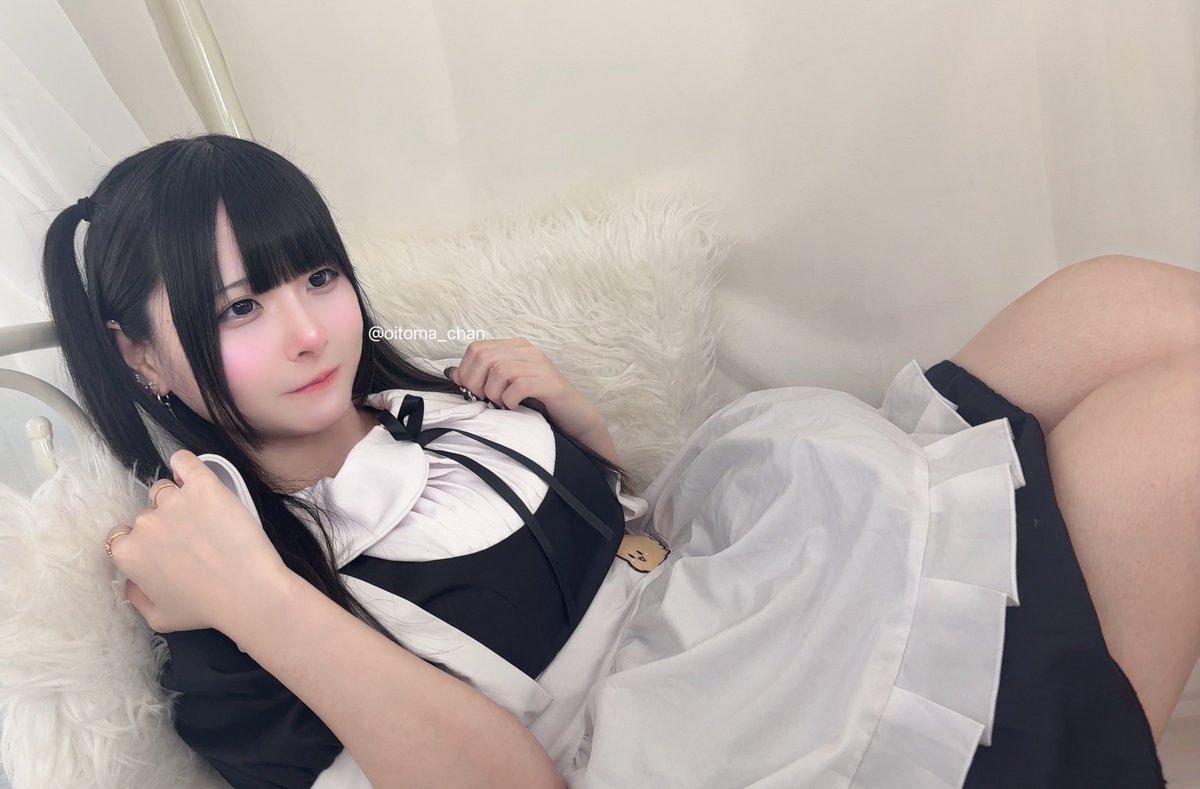oitoma_chan's tweet photo. ♥ ━━━━━━━━━━━━┓
┃隣に座ってせーの　萌萌 萌萌
┗━━━━━━━━━━━ ♡ ┛

#メイドの日 https://t.co/3KCWu7vzFk