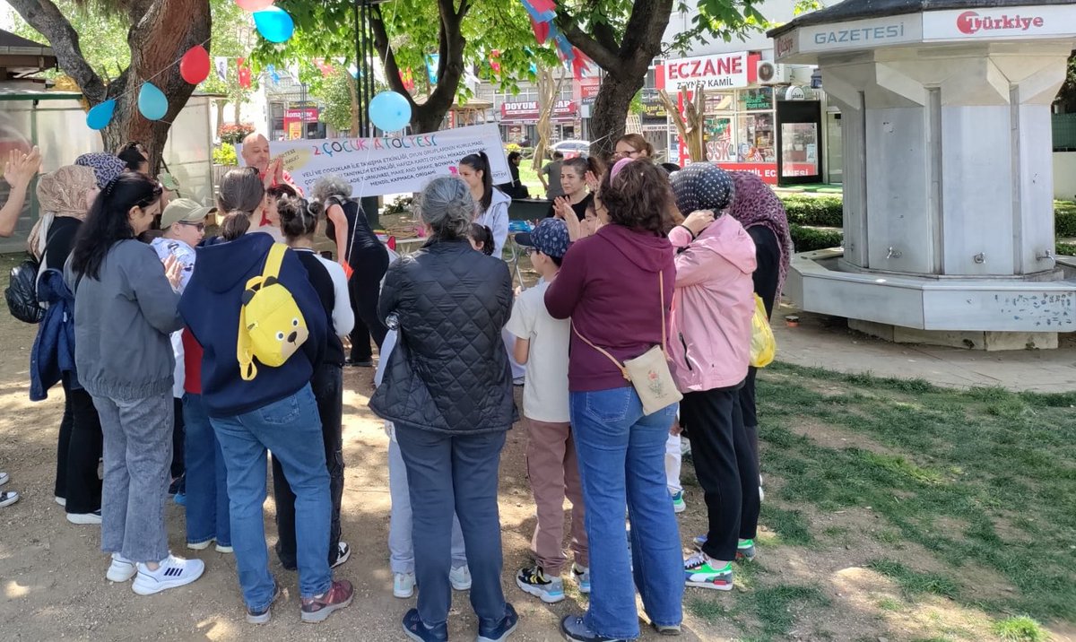 tkpuskudar's tweet photo. Çocuklara özel atölyemizin ikincisini bugün Zeynep Kamil Parkı’nda gerçekleştirdik.

Bu ülkenin çocuklarını karanlığa mecbur bırakmayacağız. Rengarenk düşlerle, neşeyle ve dayanışmayla büyüyen bir geleceği birlikte kuracağız. Rekabeti değil dayanışmayı öreceğiz. https://t.co/kQKuxIF2vi