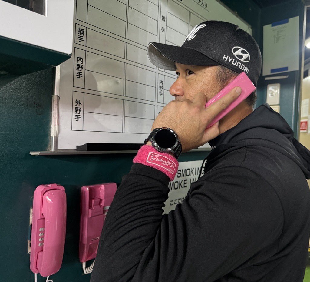 chibalotte_pr's tweet photo. ブルペンに繋がるベンチの電話も本日は���ンク色です。
#黒木知宏 投手コーチは毎年、お母さんに気持ちを込めてプレゼントを贈っているとのことで、今年は奥様と共に紫陽花の花を贈ったそうです。
#chibalotte #広報 https://t.co/pysQE0PnlG