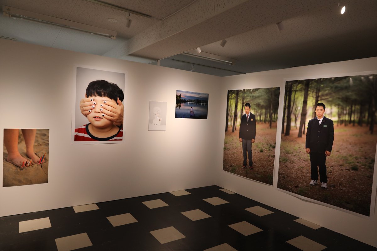 KYOTOGRAPHIEを回る人は必見の「KG+SELECT」。
毎年10名の気鋭の写真作家が、国を超えてガチンコでプレゼン、リサーチ、ビジュアル表現を繰り広げる試合場。

KG本体とも、KG+とも異なる展示。最も尖った場と言ってもいいかもしれない。