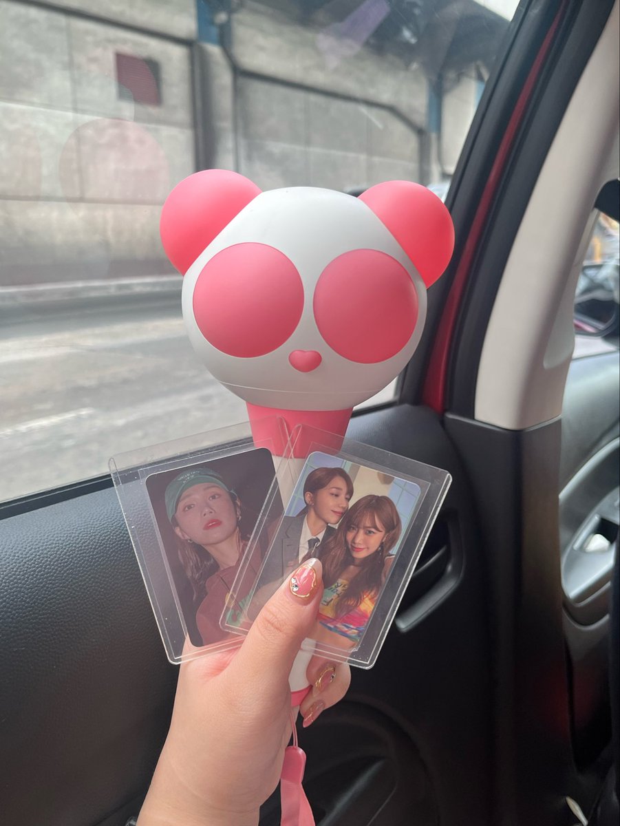 APlNKLUVR's tweet photo. On the way to #ApinkinManila 😭🩷 https://t.co/sXpSTdbh3W