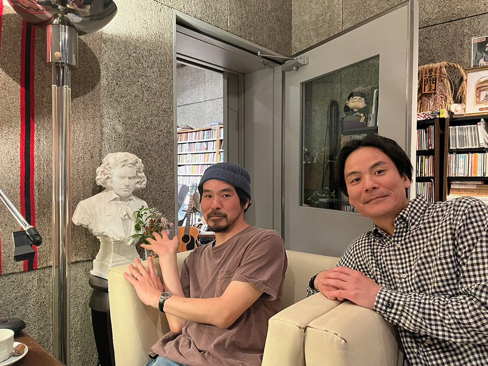 InterFM897's tweet photo. 深夜1am, Sun 5/10 ▶ #daisyholiday
DJ: #細野晴臣

#Kicell の＜ #辻村豪文 ＞＜ #辻村友晴 ＞ を招いて #音楽夜話

久しぶり？（1年振り）の登場となるお二人と本番前に #蓄音機 の話で盛り上がり、終了したツアー、デビュー当時、 #和 にはまっているという話などお届けします

#interfm
#radiko https://t.co/wvgsmvVuS3