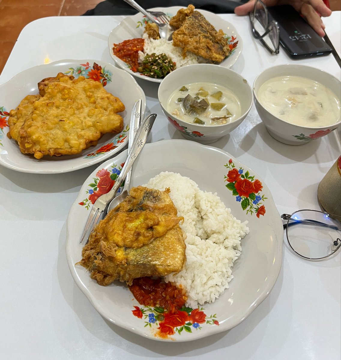 omenforvalorant's tweet photo. in this economy masih ada warung makan yg cuma bayar 7 rb udah bisa refill sayur lodeh sepuasnya https://t.co/asCIHqAGsM