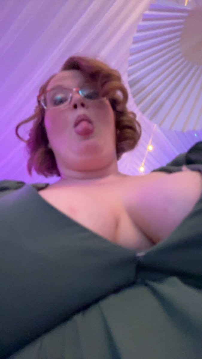 VvermillvixV's tweet photo. Not every dom has a serious demeanor; but we do ave a serious desire to see how good you can be❤️🖤

#dom #chubby #nsfw #redhead https://t.co/SPVEEztJAY