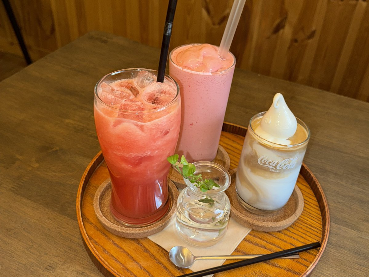 zlfpdl1I8's tweet photo. 대전 여행 당일치기 𑁥౿ ⊹ ‧₊˚ ⊹

낭만가득해서 울어버려따 
맛있는거잔뜩먹음♡ 또함께해요 ˃  ˂̣̣̥ 

📍데아로즈
📍갈마살롱
📍하얀책상 https://t.co/1PsB5hlxIZ