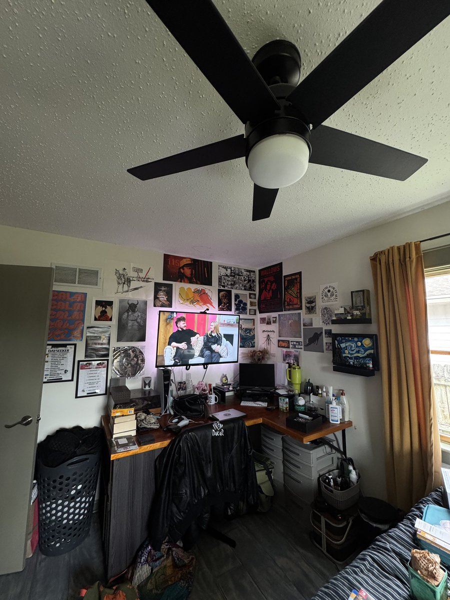 beellie_'s tweet photo. ohmygod it feels so EMPTY https://t.co/87k2SazIyZ