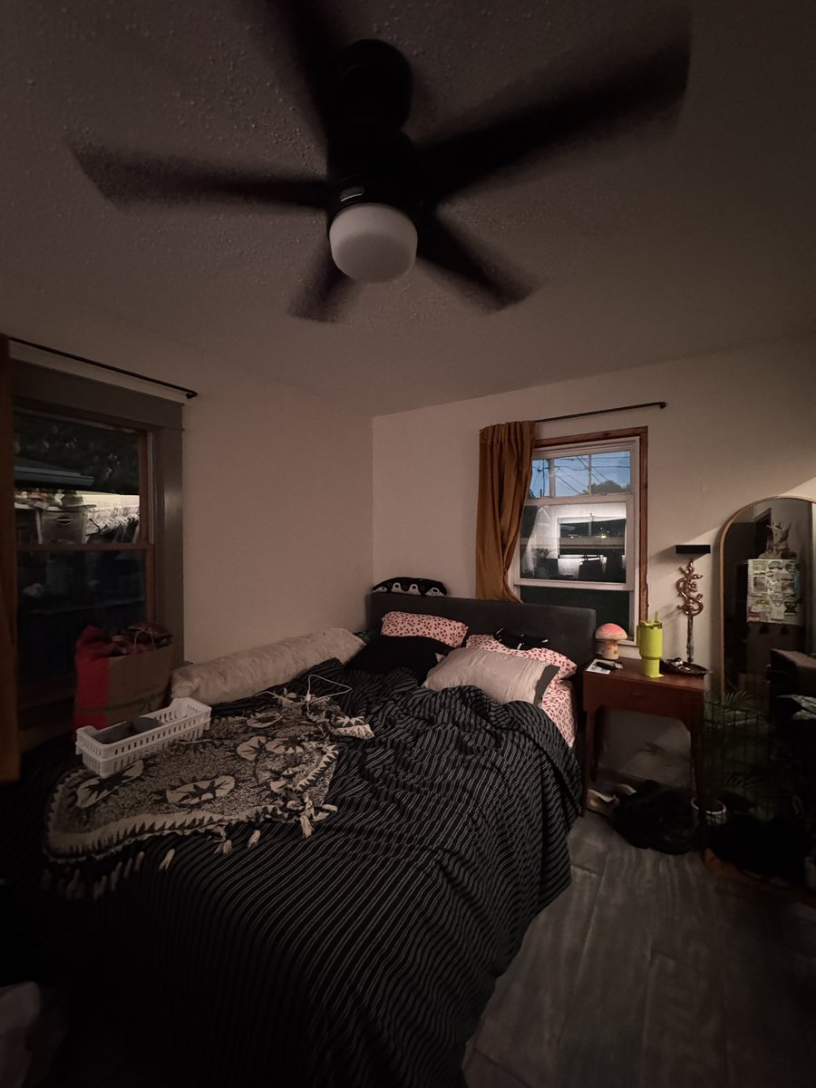 beellie_'s tweet photo. ohmygod it feels so EMPTY https://t.co/87k2SazIyZ