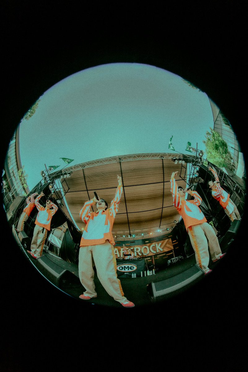 craftrockfes's tweet photo. 👀 ザ・おめでたズ ライブレポ🍻

CRAFTROCK FES'26の2日目、The GARDEN OUTDOOR STAGEにてイベントの開幕を任されたのは、ザ・おめでたズ！晴れ渡る朝にうってつけな「PLAYGROUND」でゆったりとライブをスタートさせつつ、オーディエンスに呼びかけて全員でビールで高らかに乾杯！みんなでノれるハッピーチューンを続々と届け、遊び心たっぷりのラップとステージングで会場のテンションを上げていく。一日の始まりに相応しい、祝祭感満載でピースフルな空間を作り上げた。

写真：@inagakiruriko
#CRAFTROCKFES26