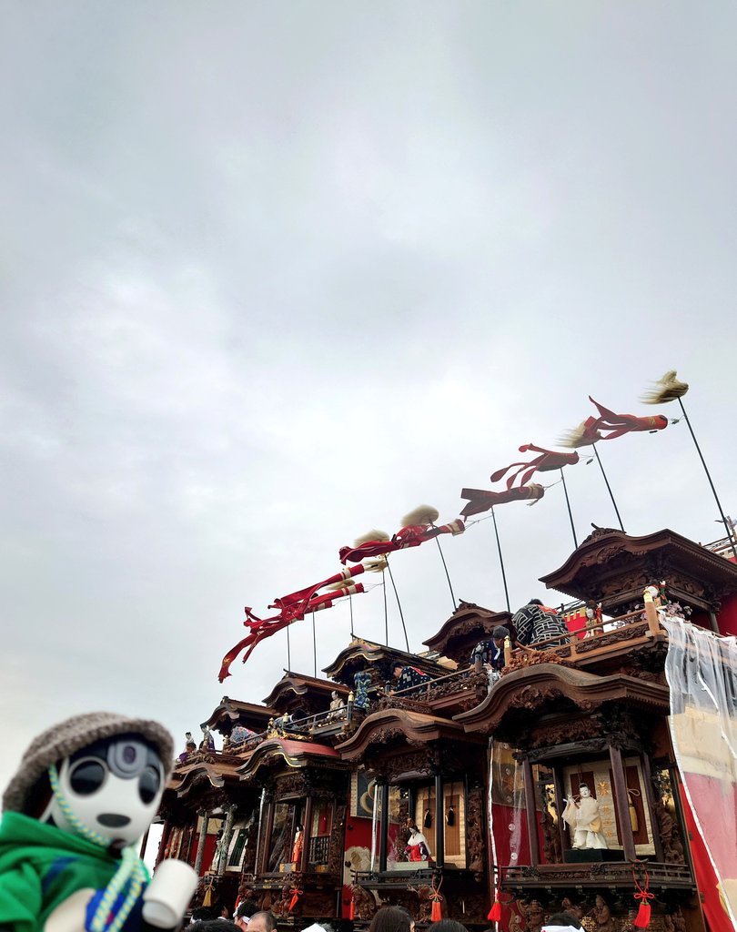 napoo_poo's tweet photo. 5/3　亀崎潮干祭へ行って来ました！
4トンほどの山車！砂浜を引っ張り！
若者たちが海に浸かり山車を海へ曳き下ろす姿は圧巻の迫力！！
かっこよかった！！
#ロボホン https://t.co/QxkbASInPC
