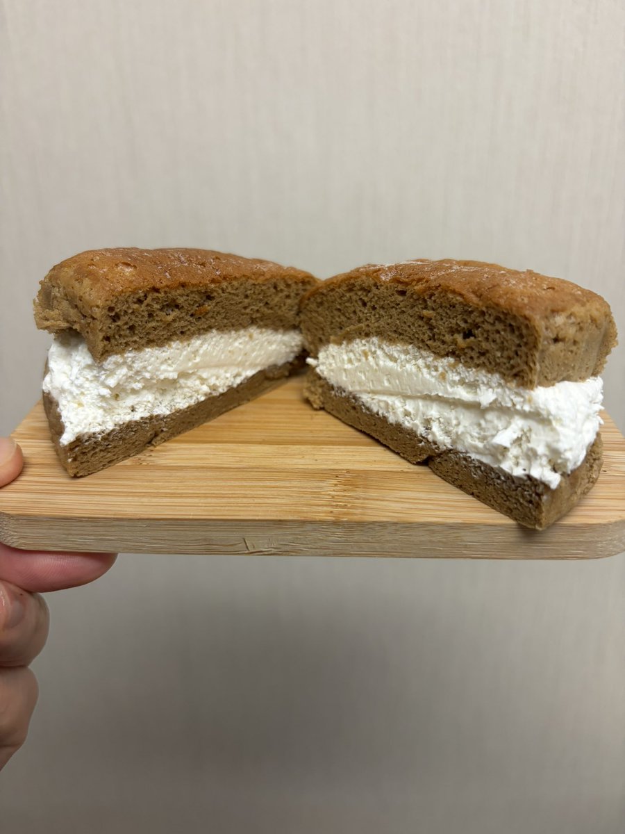 icemantorao's tweet photo. #spongecake
I’ll show this
It's a fluffy English tea flavored sponge cake with whipped cream
There was a lot of whipped cream inside the sponge cake
This generous amount of cream went really well with the sponge cake
It was incredibly delicious
I definitely want to eat it again https://t.co/mMi7dWNqTJ