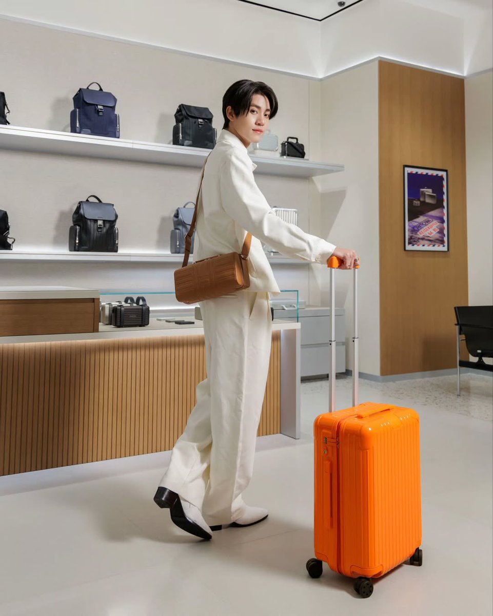 AlmondOfficial_'s tweet photo. 📸  [𝑰𝑮 𝑼𝒑𝒅𝒂𝒕𝒆]@ almondbabybigboy

 @rimowa at ICONSIAM with Orange &amp; Magenta, celebrating individuality.

#rimowa #rimowaessential #rimowacolours #Almondbabybigboy 
#AlmondProgressxRIMOWAatICONSIAM https://t.co/FQ3WIWA3N9