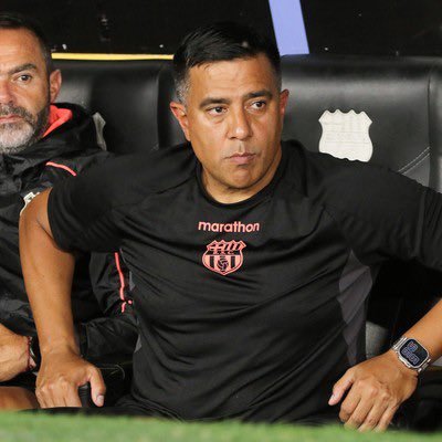 JoseEstrada_10's tweet photo. 🚨 La paciencia se terminó en Barcelona Sporting Club.

Pancartas contra la dirigencia, derrota ante Independiente del Valle y un equipo que ya está a 11 puntos del liderato. 📉🟡⚫️

César Farías dijo:
🗣️ “El balance del juego no es desfavorable.”
#bsc #suroscura #vozdelsocio https://t.co/SzRZxPbaCn