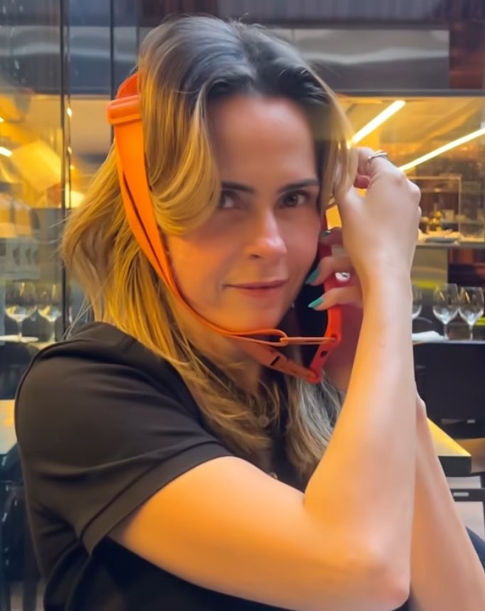 colorsportrait's tweet photo. agora eu entendi pra que serve a cordinha laranja neon https://t.co/sN17tLUHIX